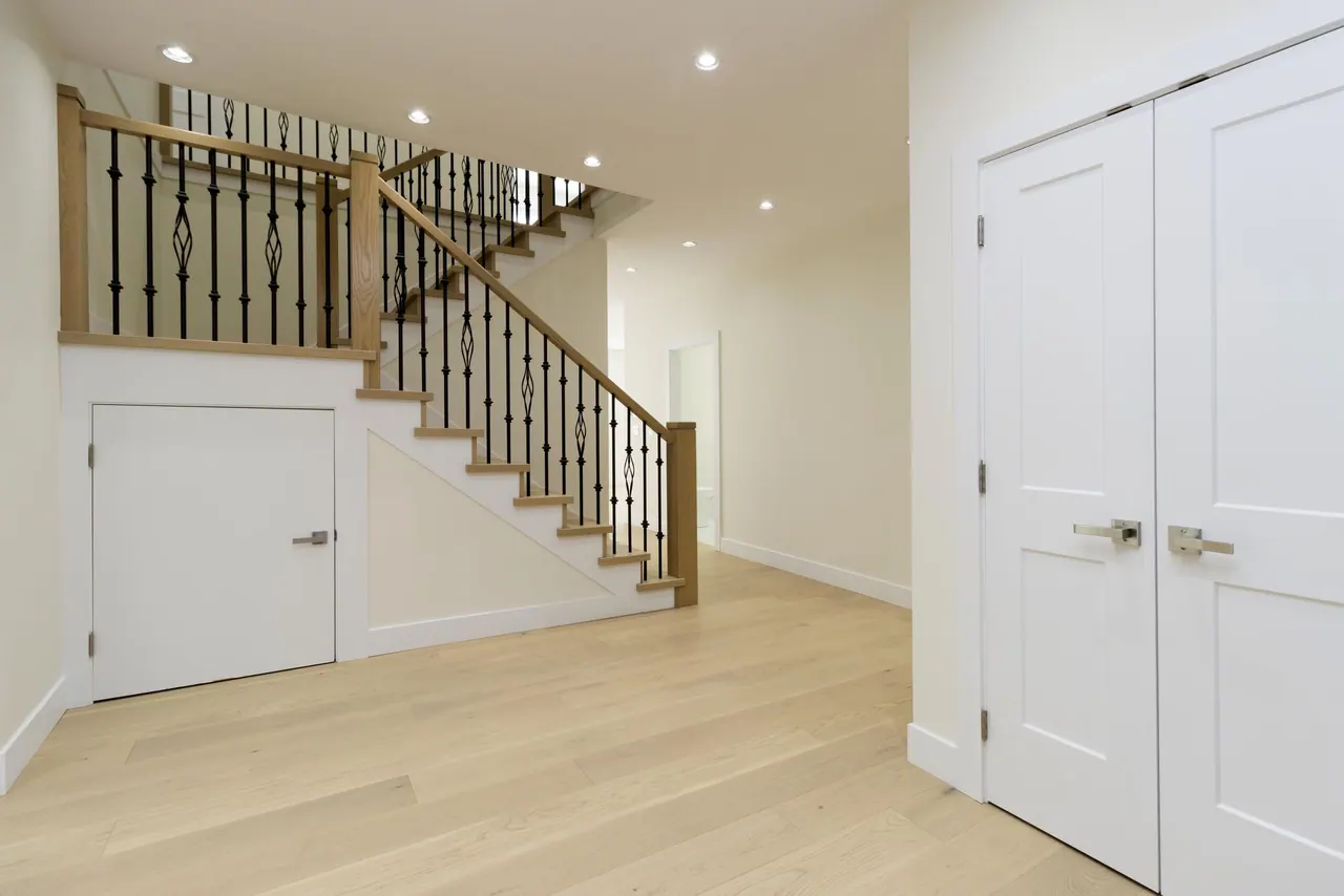Foyer staircase